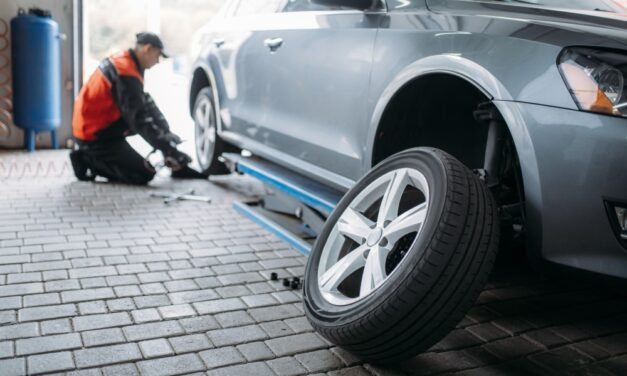 Trænger din bil til at få skiftet dæk inden i skal på tur?